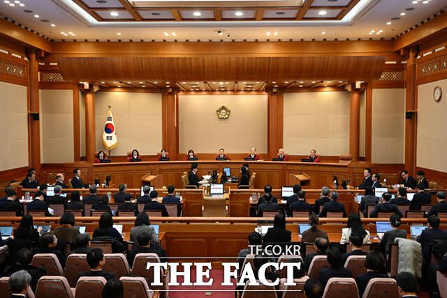 문형배 헌법재판소장 직무대행을 비롯한 헌법재판관들이 20일 오후 서울 종로구 헌법재판소에서 열린 윤 대통령 탄핵심판 10차 변론에 자리하고 있다. /사진공동취재단