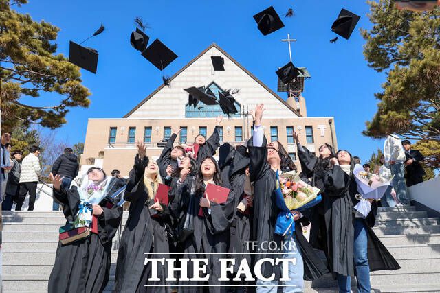 목원대 채플에서 열린 '2024학년도 전기 학위수여식'에서 학사학위를 받은 학생들이 학사모를 머리 위로 던지며 졸업을 자축하고 있다. /목원대