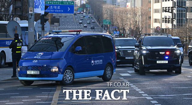윤석열 대통령이 탑승한 호송차가 20일 오전 서울 서초구 서초역사거리에서 서울중앙지법으로 향하고 있다. 서울중앙지법 형사합의25부(지귀연 부장판사)는 이날 내란 우두머리 혐의를 받는 윤 대통령의 1차 공판준비기일을 진행하며, 이번 기일에서는 윤 대통령 측이 청구한 구속 취소에 대한 심문도 함께 진행될 예정이다. 2025.02.20 사진공동취재단