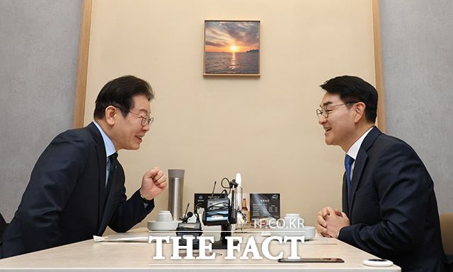 이재명 더불어민주당 대표와 박용진 전 의원이 21일 서울 여의도의 한 식당에서 만나 대화를 하고 있다. /남윤호 기자
