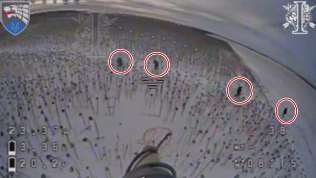 북한군 포로 2명은 공통적으로 우크라이나군의 드론 공격을 언급했다. 사진은 우크라이나군 제8특수작전연대(CCO)가 지난해 북한군을 드론으로 공격했다고 주장하며 공개한 자료. /CCO 페이스북 갈무리