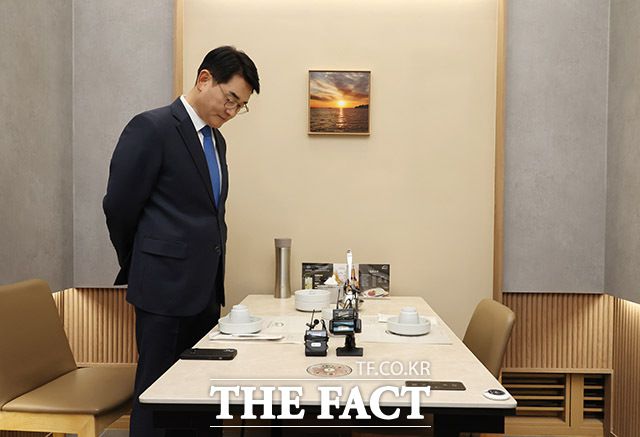 이 대표는 박 전 의원에 이어 오는 24일에는 김부겸 전 국무총리, 27일 임종석 전 대통령 비서실장, 28일 김동연 경기도지사와의 회동이 예정돼 있다. 박 전 의원이 21일 서울 여의도의 한 식당에서 이재명 더불어민주당 대표를 기다리며 생각에 잠겨 있다. /남윤호 기자(현장풀)