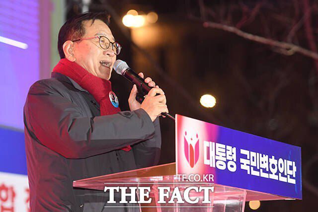 '직무복귀 의지'를 드러냈다며 논란이 커지자 윤 대통령의 법률대리인 배의철 변호사는"대통령이 직접 그 내용 그대로 메시지를 준 것이 아니라 석동현 변호사가 말한 내용을 제가 메모한 것"이라고 해명했다. 석 변호사도 "제가 그자리에 참석한 2030세대와 기성세대를 향해 힘을 모아 윤 대통령을 직무복귀 시키자고 이야기한 것"이라고 사실관계를 바로잡았다. /장윤석 기자