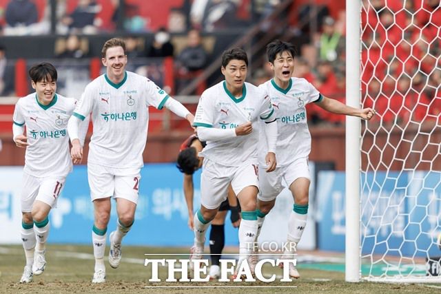 지난 겨울 이적 시장에서 대대적으로 선수를 보강한 대전 선수들이 포항과 개막전에서 골 세리머니를 펼치고 있다./K리그