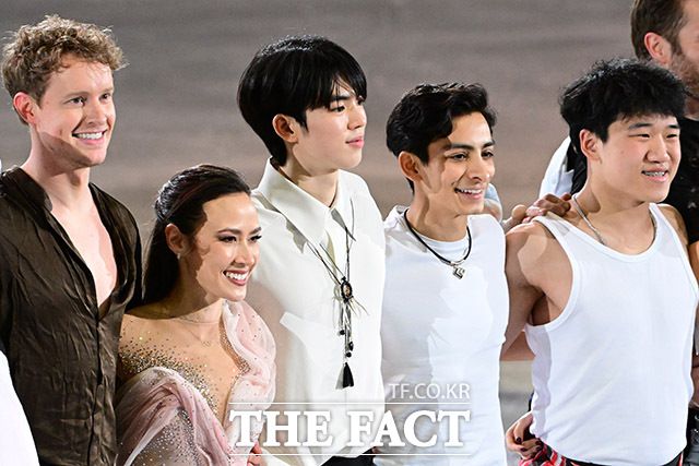 차준환(가운데)과 권예(오른쪽)가 기념사진을 찍고 있다.