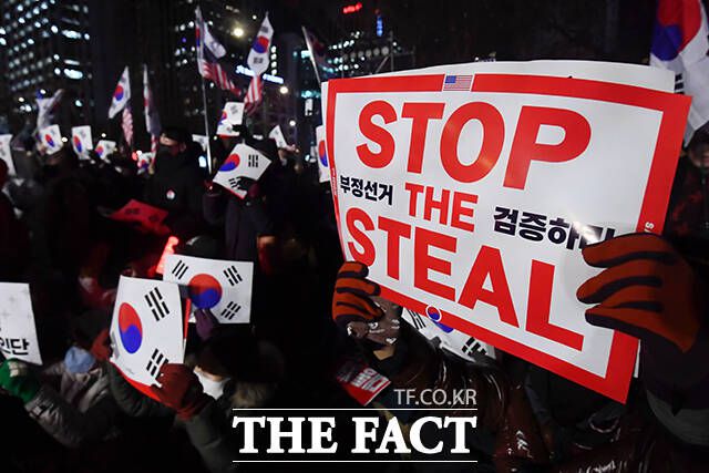 '대통령 국민변호인단 탄핵 반대 통합집회'가 20일 오후 서울 종로구 동화면세점 앞에서 열린 가운데 참가자들이 구호를 외치고 있다. /장윤석 기자