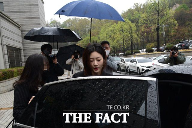 배우 김새론의 갑작스런 죽음이 연예가 안팎을 강타했다. 사진 위는 김새론의 장례식 당시 빈소, 아래 사진은 '음주운전' 혐의 1심 선고 공판 당시 법원에 출두한 모습이다. /더팩트 DB