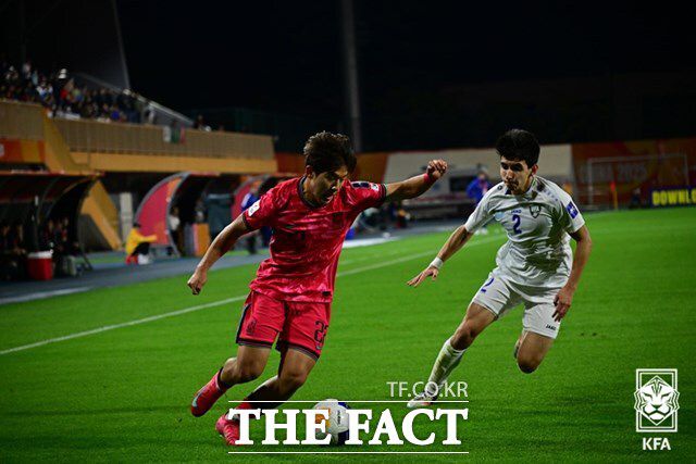 한국의 윤도영(왼쪽)이 우즈벡 선수를 상대로 돌파를 시도하고 있다./선전=KFA