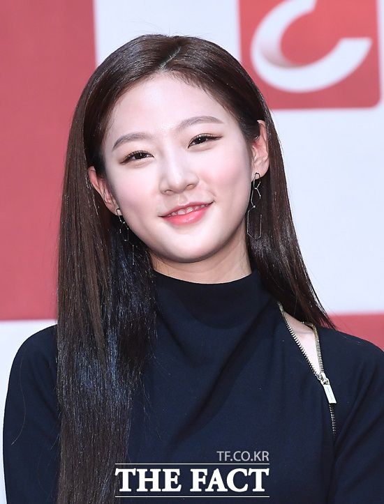 배우 고 김새론은 온라인상에서 끝없는 악플에 시달렸고, 편의점 알바를 해야할 만큼 경제적 어려움을 겪으면서 안간힘을 썼지만 끝내 돌파구를 찾지 못하고 생을 마감했다. /더팩트 DB