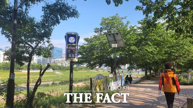 광명시가 미세먼지 농도를 경기도 최저 수준까지 낮출 예정이다. 사진은 안양천에 설치된 미세먼지 신호등 /광명시