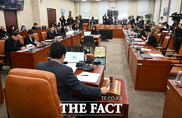 주진우 국민의힘 의원은 "공수처가 관할인 중앙지법을 두고 서부지법을 청구한 것 자체가 매우 이례적이라 '영장 쇼핑'이란 말이 나온다"며 "공수처가 공명심 때문에 정도와 법치주의를 저버려서는 안 된다"고 비판했다. /박헌우 기자