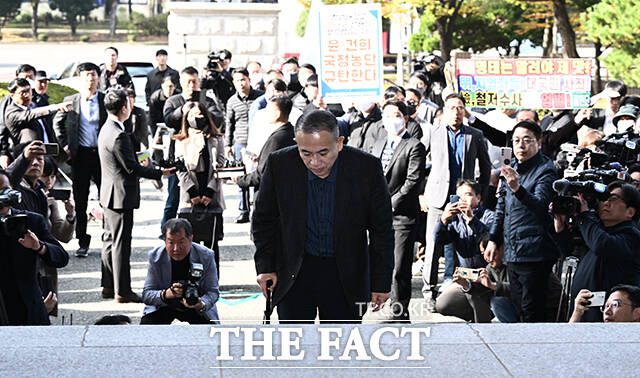 김건희 여사 '공천 개입 의혹'의 핵심 인물인 명태균 씨가 지난해 11월8일 오전 경남 창원 창원지방검찰청에 피의자 신분으로 조사받기 위해 출석하고 있다. /창원=박헌우 기자