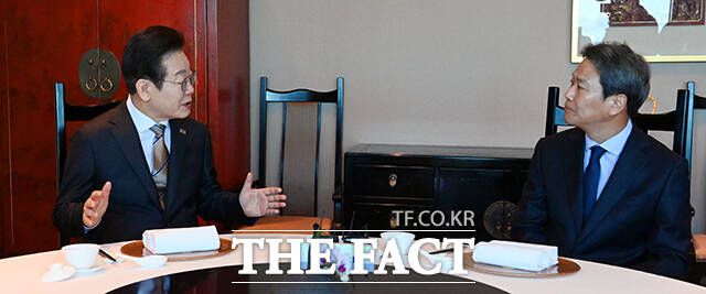 이재명 더불어민주당 대표(왼쪽)가 27일 오후 서울 여의도의 한 음식점에서 임종석 전 대통령비서실장을 만나 환담을 하고 있다. /임영무 기자