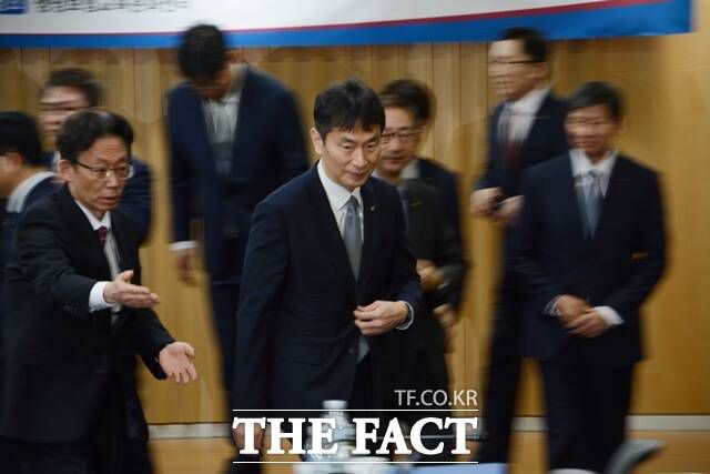 이복현 금융감독원장이 27일 서울 광화문 생명보험교육센터에서 보험회사 CEO들과의 간담회를 하기 위해 입장하고 있다. /김태환 기자