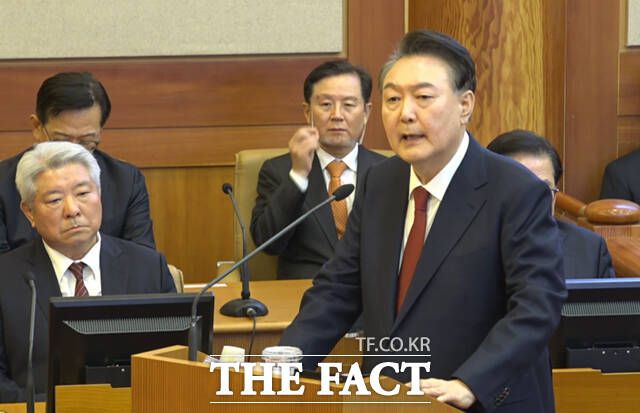 윤석열 대통령이 25일 오후 서울 종로구 헌법재판소에서 열린 '윤석열 대통령 탄핵 심판' 11차 변론에서 최후 진술을 하는 모습. 윤 대통령은 "직무에 복귀하게 된다면, 1987 체제를 우리 몸에 맞추고 미래세대에 제대로 된 나라를 물려주기 위한 개헌과 정치개혁의 추진에 임기 후반부를 집중하려고 한다"라고 말했다. /헌법재판소