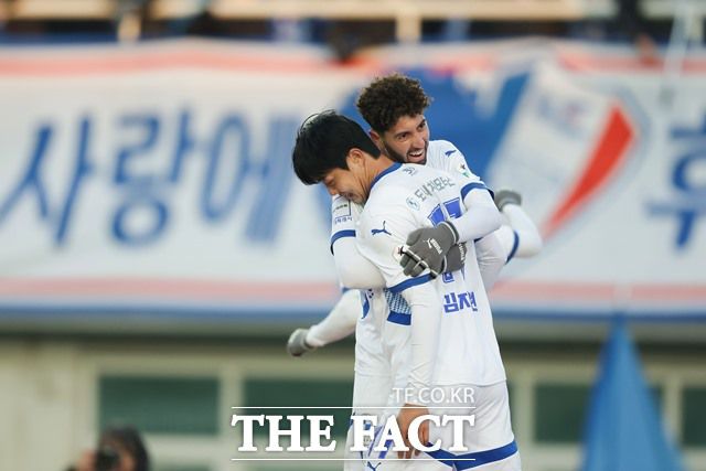 인천 원정에서 개막 2연승을 노리는 수원삼성의 개막골 세리머니./K리그