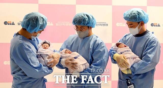 국내 주요 기업들이 최근 출산·육아 지원 제도를 잇달아 발표하고 있다. 사진은 경기 고양 일산차병원에서 2025년 1월 1일 0시 0분에 태어난 신생아들. /임영무 기자