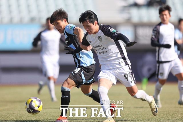 'K리그2 개막골'의 주인공 전남 정강민의 드리블 돌파 장면./K리그