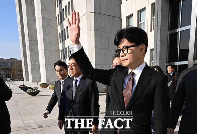 한동훈 전 국민의힘 대표가 3·1절 메시지에서 "구시대의 문을 닫고 개헌으로 시대를 바꾸는 정치인들의 희생정신이 절실하다"고 주장했다. 사진은 한 전 대표가 지난해 12월 16일 국회에서 대표직 사퇴 관련 기자회견을 마친 뒤 지지자들에게 인사하는 모습. /국회=박헌우 기자