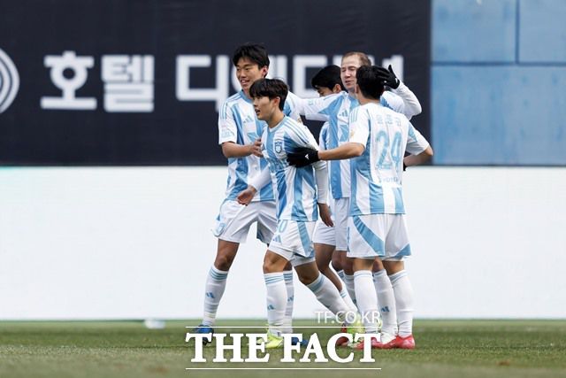 개막전의 충격적 패배에서 벗어나 연승을 노리는 울산HD 선수들./K리그