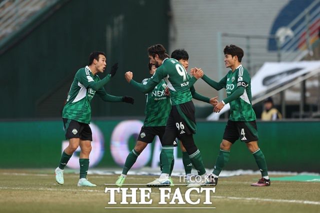 거스 포옛 감독 체제에서 무패 행진을 이어가고 있는 전북 현대 선수들./K리그