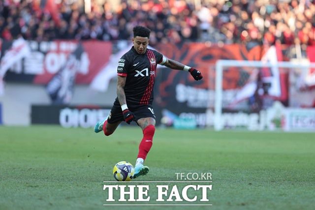 '서울의 찬가'를 앞장서서 부르고 있는 '뉴 캡틴' 린가드./K리그