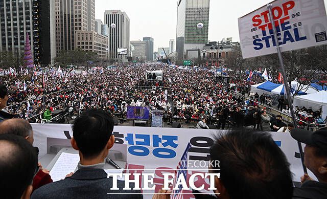 윤석열 대통령 탄핵 반대 집회가 1일 오후 서울 종로구 세종대로 일대에서 열린 가운데 참가자들이 태극기와 성조기를 흔들고 있다. /박헌우 기자