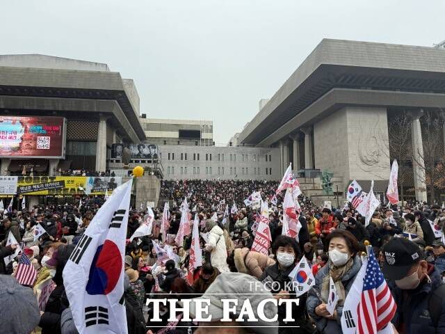 윤석열 대통령 탄핵 선고를 앞둔 1일 오후 1시30분께 윤 대통령 지지자들이서울 종로구 광화문 일대에 모였있다./정인지 기자