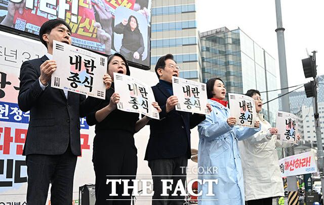 한창민 사회민주당 대표와 용혜인 기본소득당 대표, 이재명 더불어민주당 대표, 김재연 진보당 상임대표, 김선민 조국혁신당 대표 권한대행(왼쪽부터)이 1일 오후 서울 종로구 안국동 사거리에서 열린 '야 5당 공동 내란종식·민주헌정수호를 한 윤석열 파면 촉구 범국민대회'에 참석해 피켓을 들고 구호를 외치고 있다. /박헌우 기자