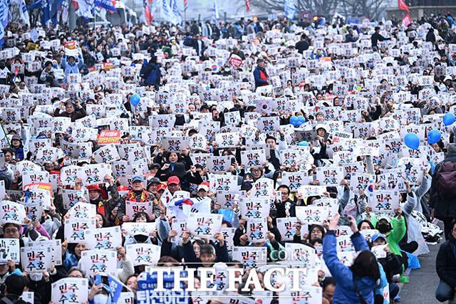 '야 5당 공동 내란종식·민주헌정수호를 한 윤석열 파면 촉구 범국민대회'가 1일 오후 서울 종로구 안국동 사거리에서 열린 가운데 참가자들이 피켓을 들고 구호를 외치고 있다. /박헌우 기자
