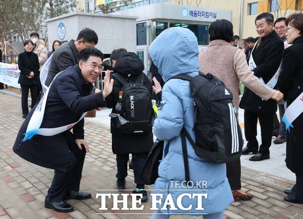 이응우 계룡시장이 4일 대실초등학교 앞에서 등교하는 학생들을 격려하고 있다./계룡시