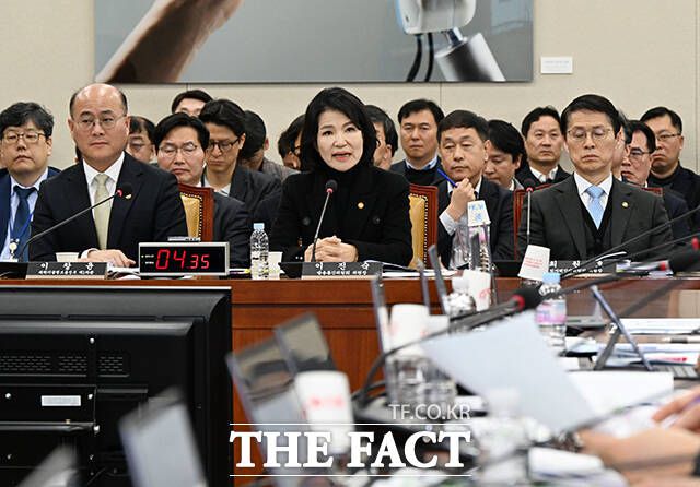 질의에 답변하는 이진숙 방송통신위원장(가운데).