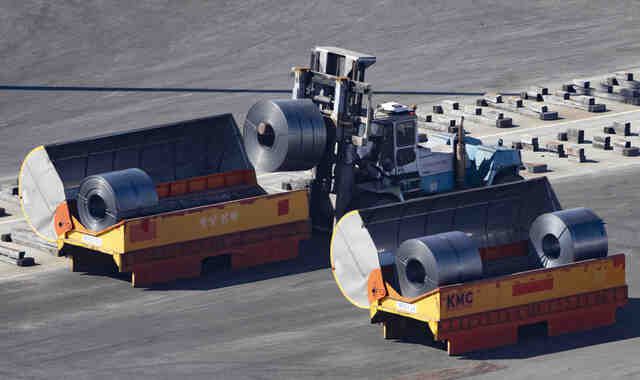 산업통상자원부는 5일 오후 서울 트레이드타워 대회의실에서 ‘제4회 철강·조선 공동 세미나’를 개최했다. 사진은 지난달 17일 경기 평택항에 철강 제품. / 뉴시스