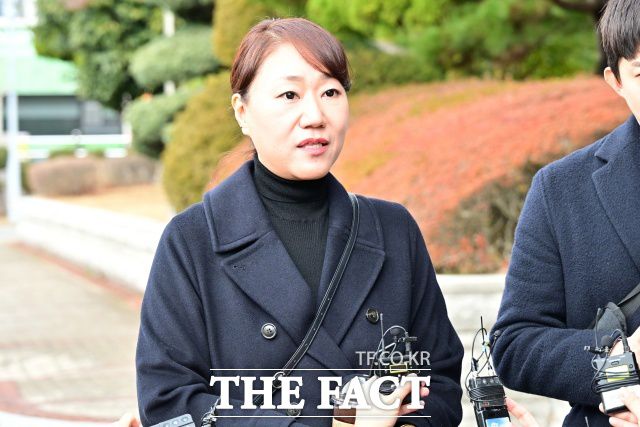 검찰이 공천개입 의혹의 핵심 제보자인 강혜경 씨를 상대로 주요 정치인의 공천개입 의혹에 대한 조사를 진행하고 있다. 5일 오후 소환조사를 받기 위해 경남 창원검찰청에 출석한 미래한국연구소 회계담당자 강혜경 씨와 정구승 변호사가 취재진의 질문에 답하고 있다. /뉴시스