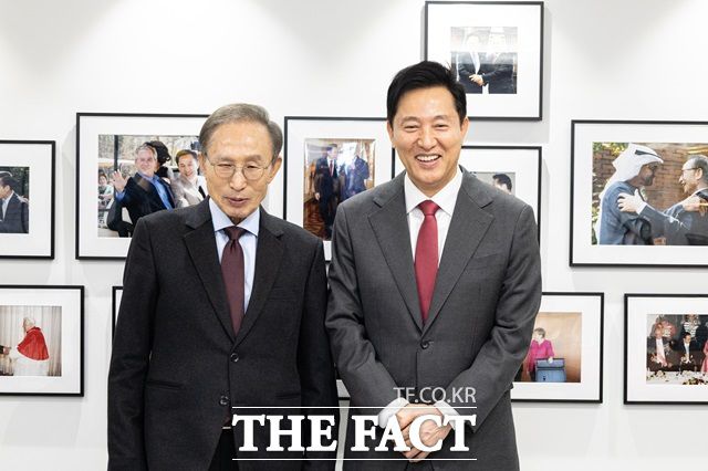 오세훈(오른쪽) 서울시장과 이명박 전 대통령이 4일 오후 서울 서초구 영포빌딩 청계재단 사무실에서 기념사진을 찍고 있다./서울시 제공