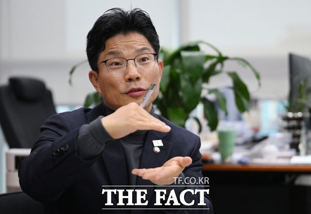 대학 등록금 인상률의 상한선을 낮추는 내용의 고등교육법 개정안 역시 청년층에 대한 정 의원의 문제의식에서 비롯됐다. 인상률 상한을 기존 물가상승률 1.5배에서 1.2배로 낮추는 것을 핵심으로 하며 최근 교육위 법안소위를 통과했다. /박헌우 기자