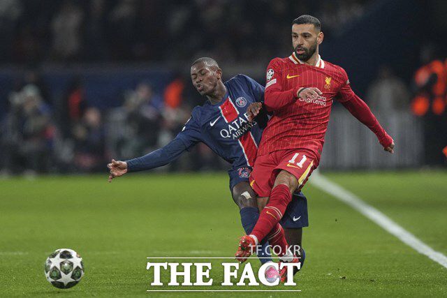 리버풀의 골게터 모하메드 살라는 PSG의 조직적 수비에 막혀 존재감을 드러내지 못했다. 살라를 철저히 봉쇄하고 있는 PSG의 누노 멘데스(왼쪽)./파리=AP.뉴시스