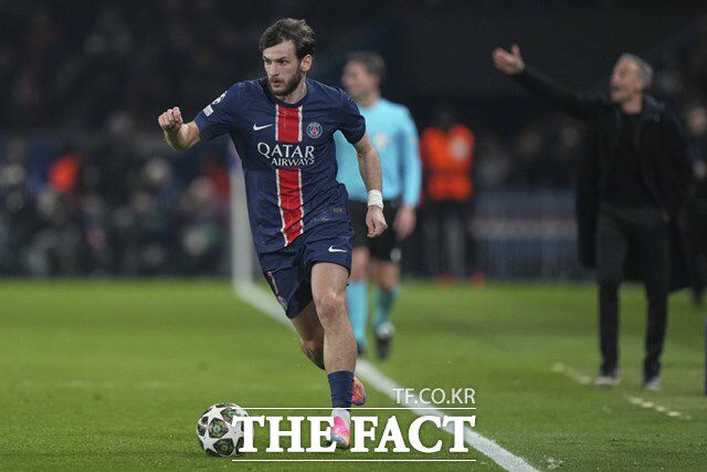 PSG의 윙포워드 흐비차 크바라츠헬리아는 전반 가장 활발한 움직임으로 리버풀 골문을 위협하며 골에 근접한 경기력을 보였다./파리=AP.뉴시스