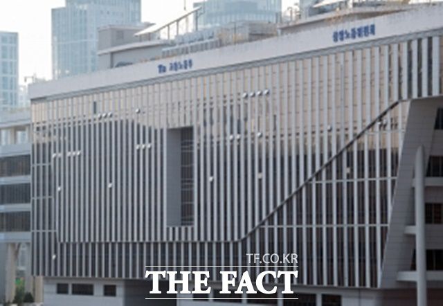 용노동부가 운용하는 고용보험, 산재보험, 장애인고용, 임금채권기금 등 4대 기금의 지난해 운용수익금이 2조8000원으로 집계됐다. 사진은 고용노동부 전경. /더팩트DB