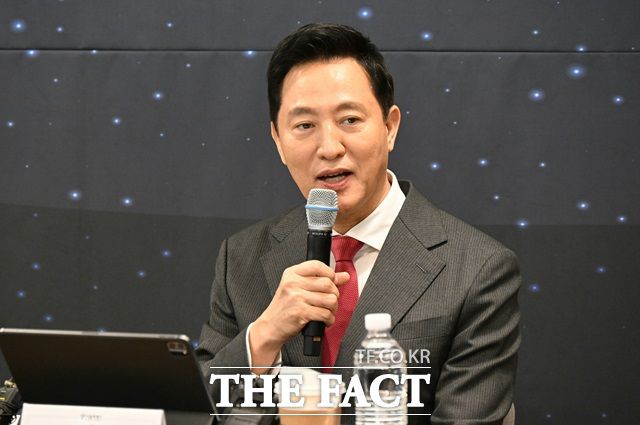 오세훈 서울시장이 지난 5일 서울핀테크랩에서 열린 ‘핀테크 스타트업 간담회’에서 핀테크 기업인들과 대화를 나누고 있다./서울시