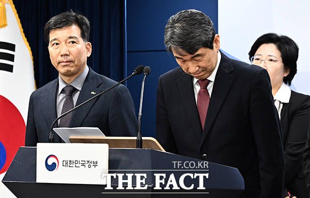 이주호 사회부총리 겸 교육부 장관이 7일 오후 서울 종로구 정부서울청사에서 학생 복귀 및 의대교육 정상화와 관련해 브리핑에 앞서 인사를 하고 있다. /임영무 기자