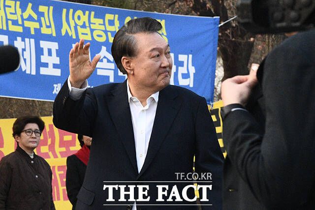 당분간 윤 대통령에 대한 위헌·위법적 수사를 부각해 탄핵심판 결정을 앞둔 헌법재판소를 압박하는 여론전에 힘을 쏟을 것으로 보인다. 법원의 구속취소 청구 인용으로 석방된 윤석열 대통령이 8일 오후 5시 40분쯤 경기도 의왕시 서울구치소를 빠져나오며 지지자들에게 인사하고 있다. /서예원 기자