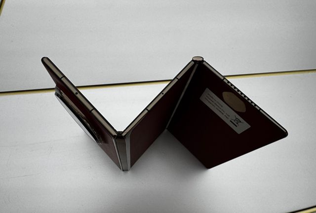 화웨이는 MWC 2025에서 세계 최초 트리폴드폰 '메이트XT'를 소개했다. /뉴시스