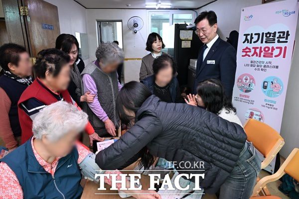 10일 태평2경로당에서 '중구형 온마을돌봄사업' 일환으로 진행된 '찾아가는 한의 방문진료' 현장 모습 /대전 중구