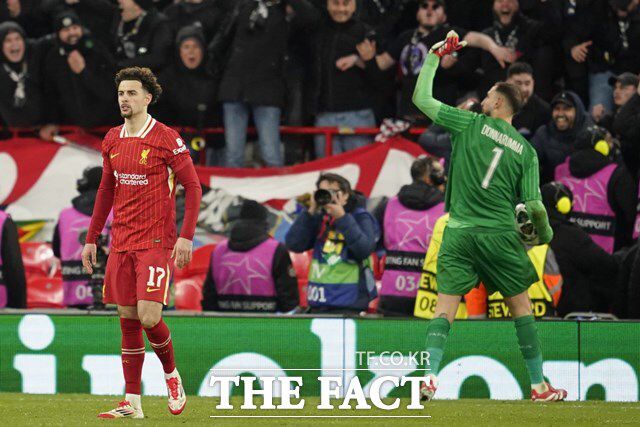 극적인 '역전 쇼'를 끌어낸 PSG의 골키퍼 잔루이지 돈나룸마(오른쪽)가 리버풀의 세 번째 키커 커티스 존스의 슛을 막아낸 뒤 기뻐하고 있다./리버풀=AP.뉴시스