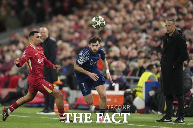 1차전과 달리 왼쪽 윙포워드로 나선 PSG의 흐비차 크바라츠헬리아(가운데)와 루이스 엔리케 감독(맨 오른쪽)./리버풀=AP.뉴시스