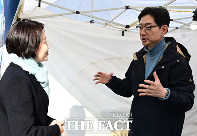 윤석열 대통령 파면을 촉구하며 단식 농성에 들어간 김경수 전 경남지사가 11일 서울 광화문 인근에 마련된 천막에서 김 전 지사를 찾아 온 김재연 진보당 상임대표(왼쪽)와 대화하고 있다. /이새롬 기자