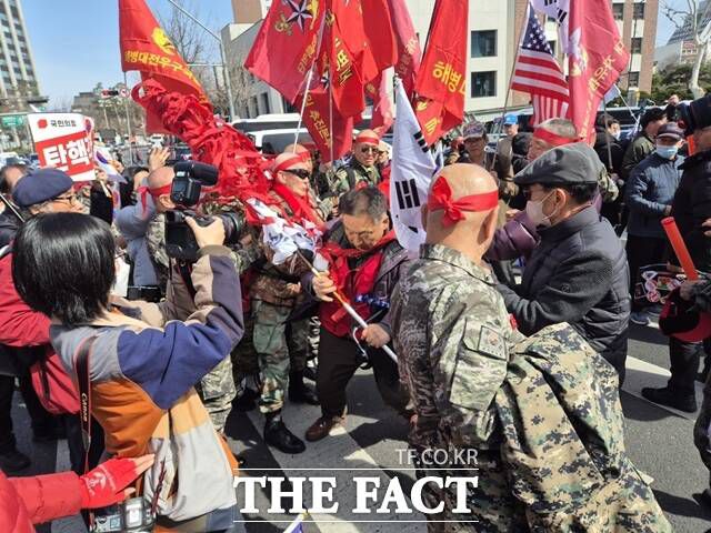 윤석열 대통령의 탄핵심판 선고기일이 임박하면서 찬반 단체들이 서울 종로구 광화문과 헌법재판소에서 밤샘 농성과 집회를 이어오고 있는 가운데 13일 헌재 앞은 이들 집회로 아수라장이 됐다. /송호영 기자