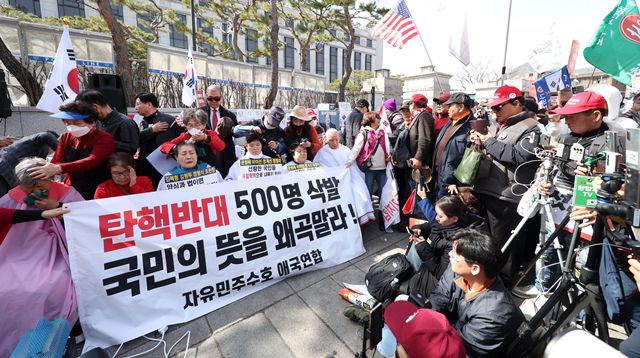윤 대통령의 지지자들 500명은 자유민주수호 애국연합의 주도로 '탄핵반대 500명 삭발식'에 나섰다. /뉴시스
