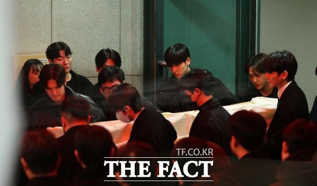 김새론 유족은 "새론이가 부모의 반대에도 소속사 이적을 강행했을만큼 서로 좋아하는 사이였다"고 말했다. 사진은 지난 2월19일 서울아산병원 장례식장에서 발인식이 엄수된 가운데 고인의 지인들이 운구하고 있다.